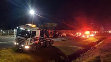 Carga permanece às margens da BR-277 durante a noite após tombamento e exige atenção redobrada