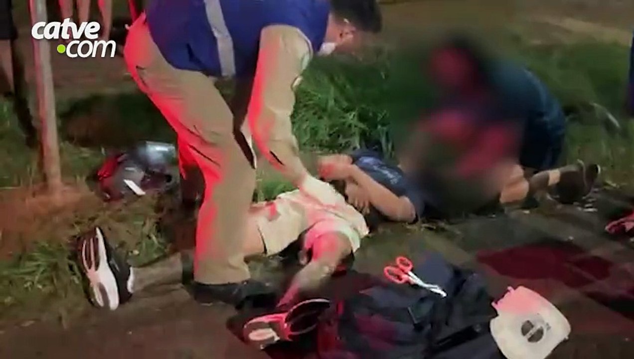 Batida entre motos deixa dois homens feridos em cruzamento de Cascavel