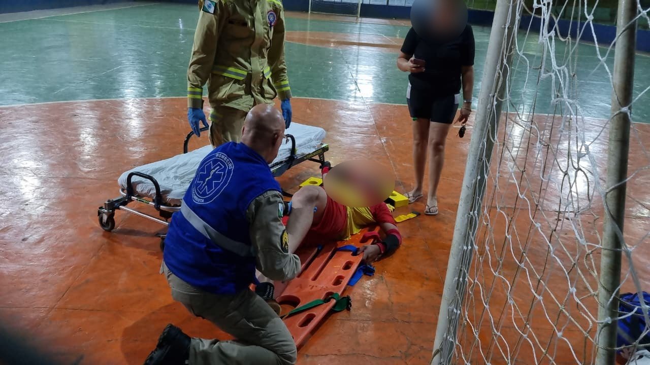 Jovem de 19 anos sofre luxação no joelho durante jogo  de futsal e é encaminhado ao hospital