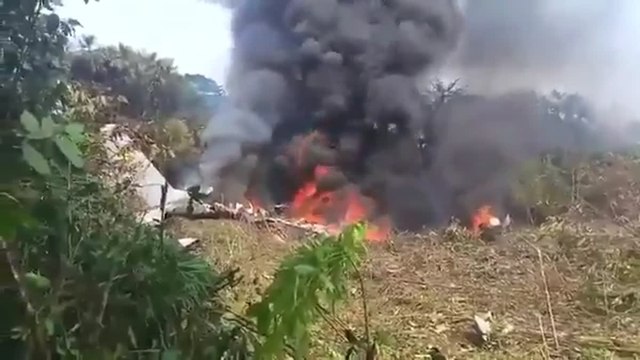 Colombia: ecco l'aereo militare in fiamme dopo lo schianto nella Foresta amazzonica