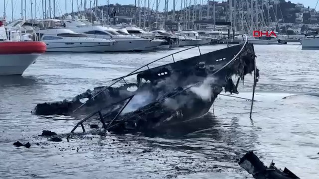 Bodrum'daki yat yangını sonrası temizlik ve enkaz kaldırma çalışması başlatıldı