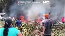 Горящие обломки после крушения военного самолета в Колумбии