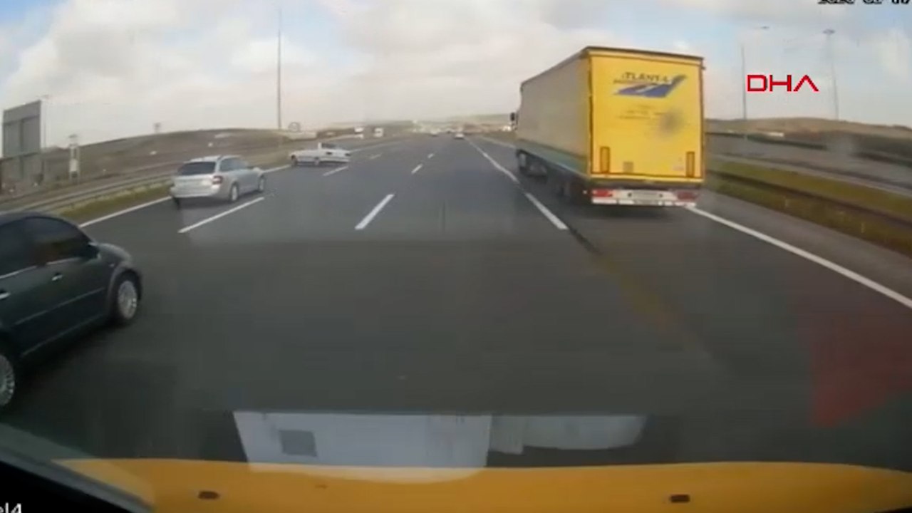 Arnavutköy’de makas atan sürücünün bariyere çarptığı kaza kamerada