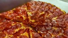 Extra crispy pepperoni pizza fresh out of the oven 😮‍💨
