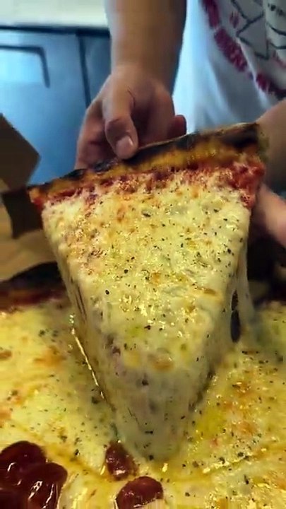 The best cheese pull ever 🤌🏻