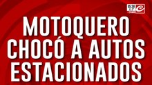 Motoquero perdió el control y chocó a varios autos estacionados