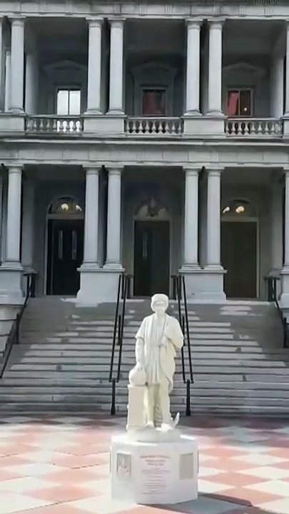 Trump instala una estatua de Cristóbal Colón en los jardines de la Casa Blanca