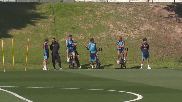 La charla de Lamine Yamal con Marcos Llorente y Laporte durante el entrenamiento