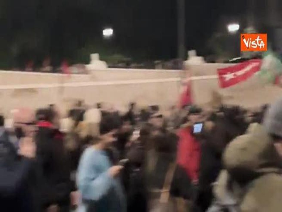 Fuochi d'artificio a Piazza del Popolo a Roma per la vittoria del No al referendum sulla giustizia