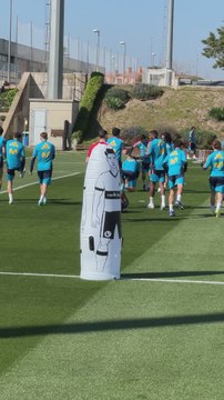 Pedri, Ferran Torres y Fermín miman a Joan García en su estreno con la Selección
