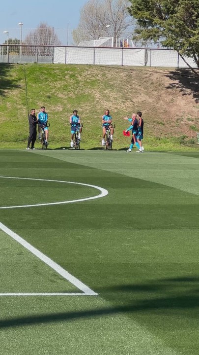 Luis de la Fuente bromea con Lamine Yamal mientras se recupera haciendo bicicleta