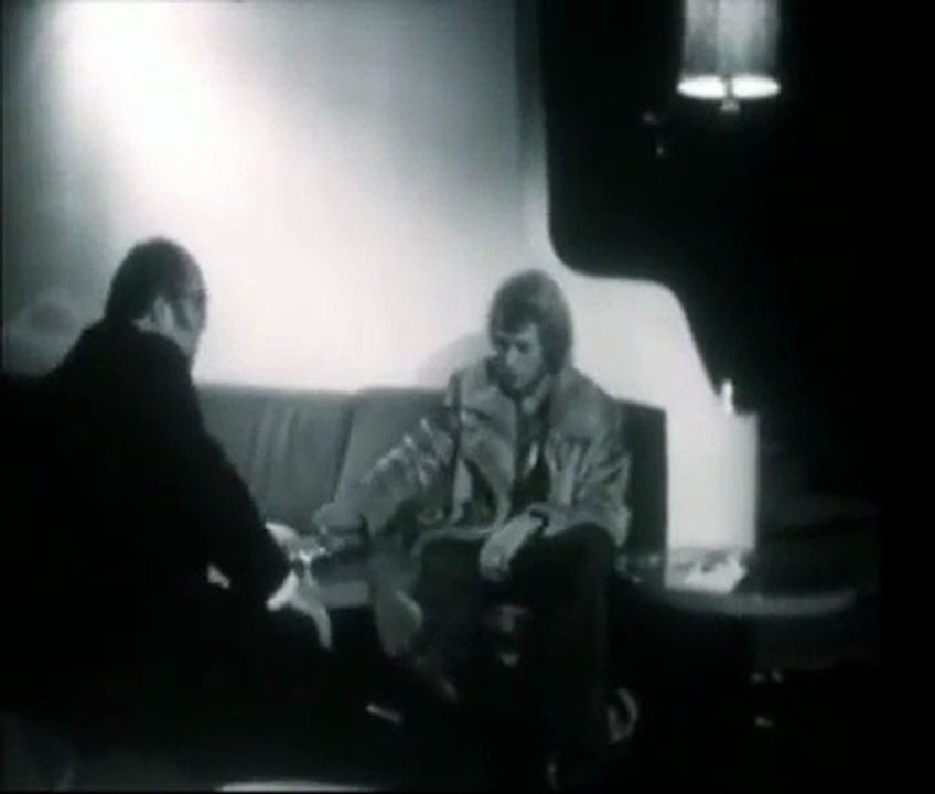 1969 – Johnny Hallyday – Interview à Genève lors d’un concert (Carrefour Revue, TSR, 02 Mars)