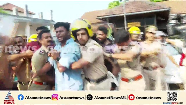 DDE ഓഫീസ് ഉപരോധിച്ച എംഎസ്എഫ് പ്രവർത്തകരെ പൊലീസ് അറസ്റ്റ് ചെയ്ത് നീക്കുന്നു