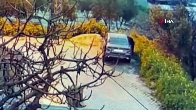 Otomobili benzin döküp yakmak isterken kendini de yaktı