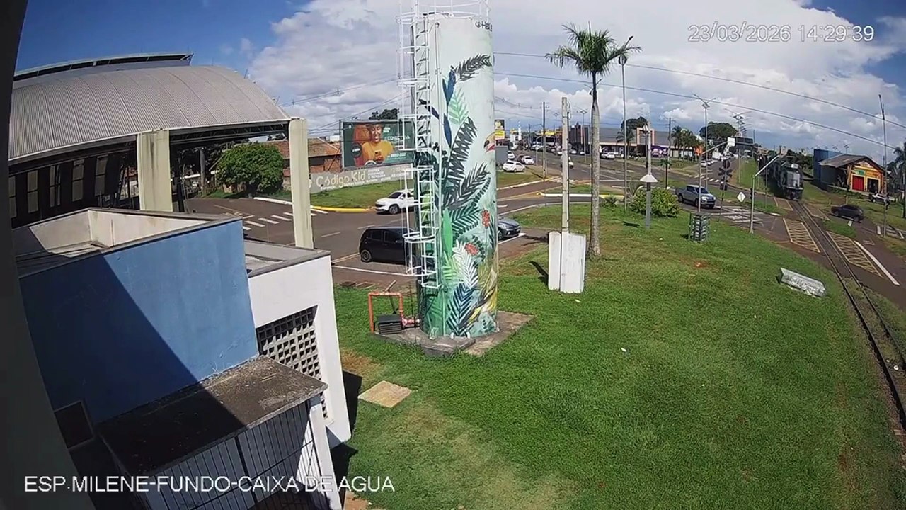 Jeep Compass é atingido por trem ao cruzar linha férrea em Arapongas; veja