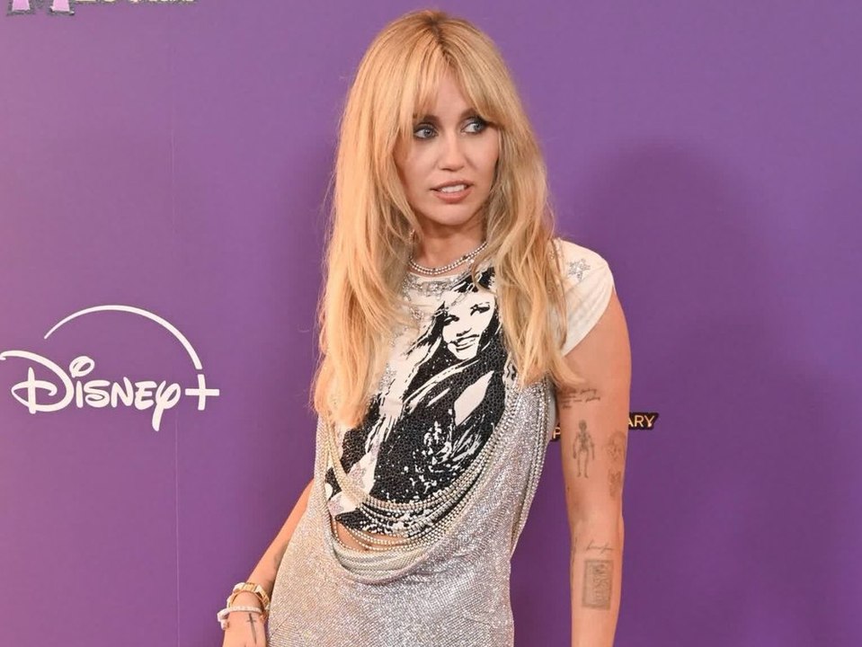 Miley Cyrus feiert Serien-Jubiläum in 'Hannah Montana'-Look