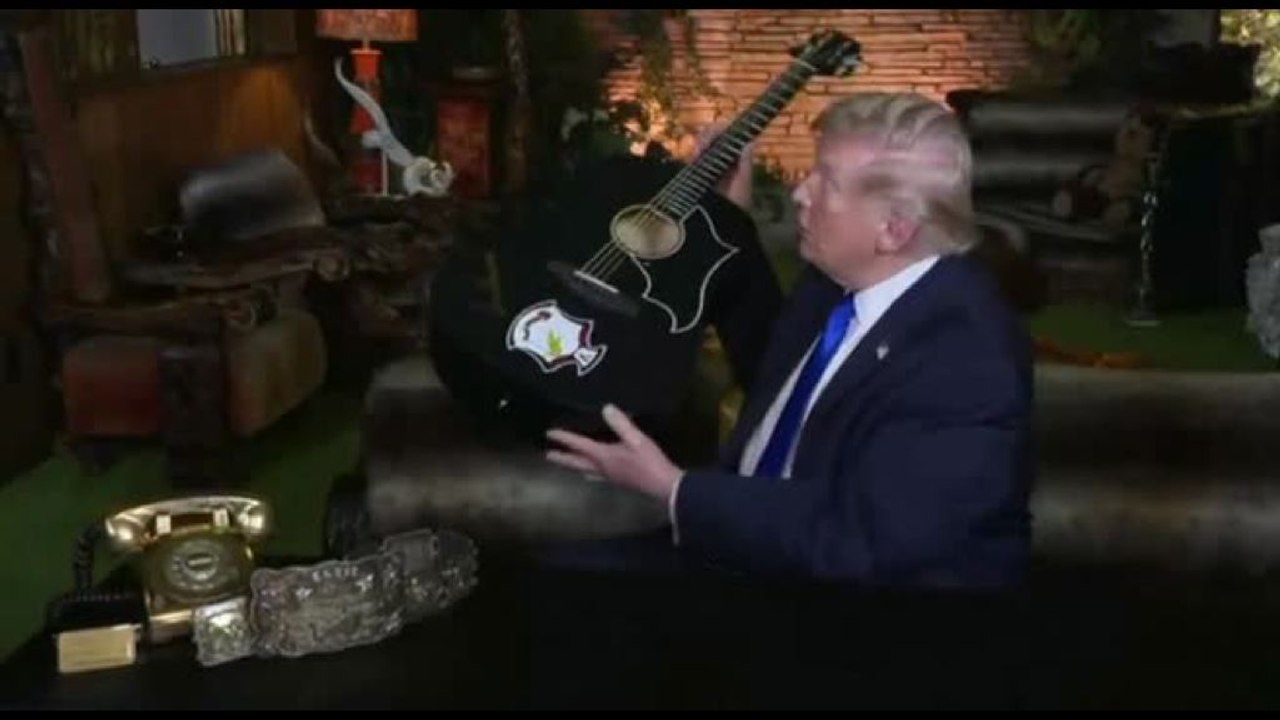Trump nella casa di Elvis Prestley: "Mai incontrato ma lo adoro"
