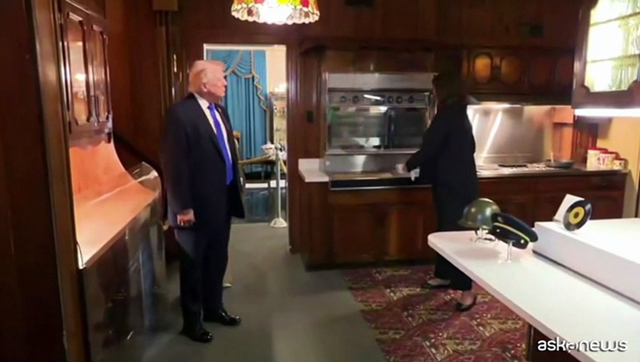 Trump nella casa di Elvis Prestley: "Mai incontrato ma lo adoro"