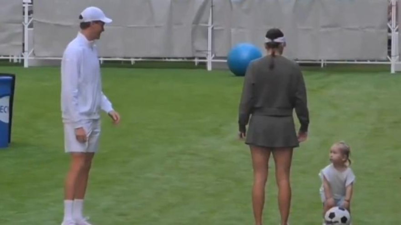 Sinner cuore d'oro: gioca a calcio con la figlia di Bencic, la scena è tenerissima