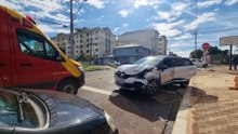 Mulher fica ferida em acidente Captur e Uno