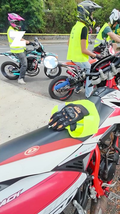 Miya, élève motocyclée du lycée de Bois d'Olives