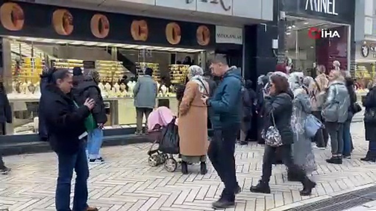 Kocaeli'de kuyumcularda uzun kuyruklar oluştu! Sıraya giren bir vatandaş Daha önce böyle bir şeye rastlamadım