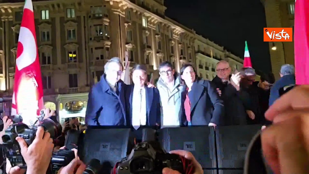 L'abbraccio sul palco tra Schlein, Conte, Fratoianni e Bonelli durante festa vittoria No