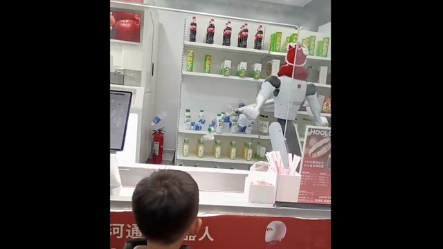 Ordina una bibita, il robot impazzisce nel negozio: caos tra i clienti (ma il servizio è impeccabile)