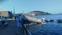 Un camión de 18 ruedas cae al mar en el puerto de Vigo