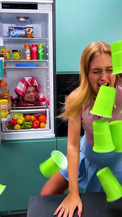 NON 😭 Sa tête est dans le frigo !? 😰 #shorts #p...