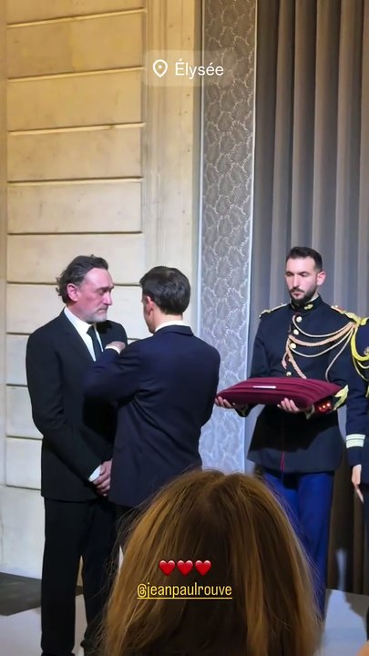 Jean-Paul Rouve reçoit la médaille de la Légion d'honneur par Emmanuel Macron.