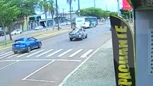 Câmera capta momento em que ciclista quase vai parar embaixo de ônibus
