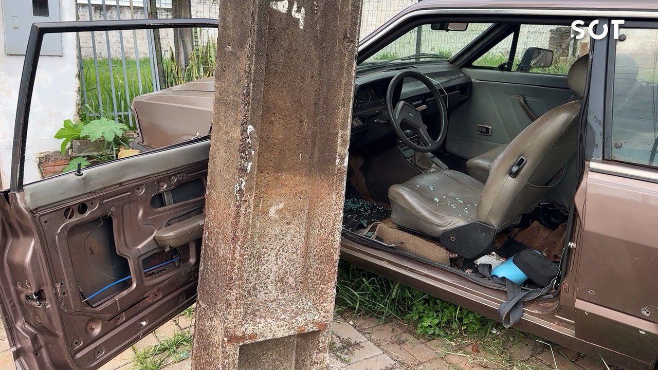 Carro sobe na calçada e atinge poste; idoso de 73 anos fica ferido em Cascavel