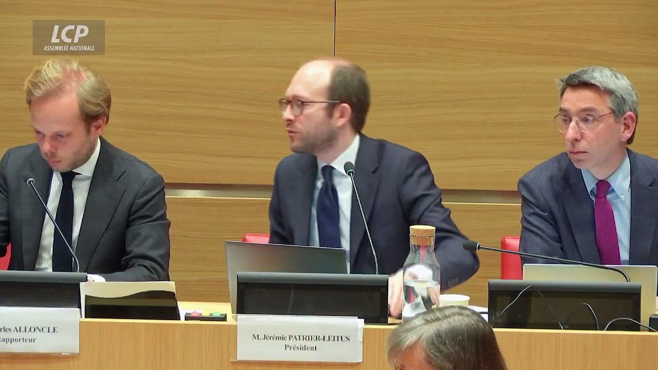 Y a-t-il un risque pour que l'ARCOM interdise CNews ? Vincent Bolloré répond que "tout est possible"