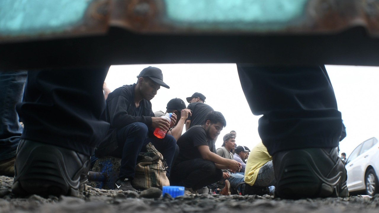 Hallan a más de 200 migrantes hacinados en un camión en Veracruz