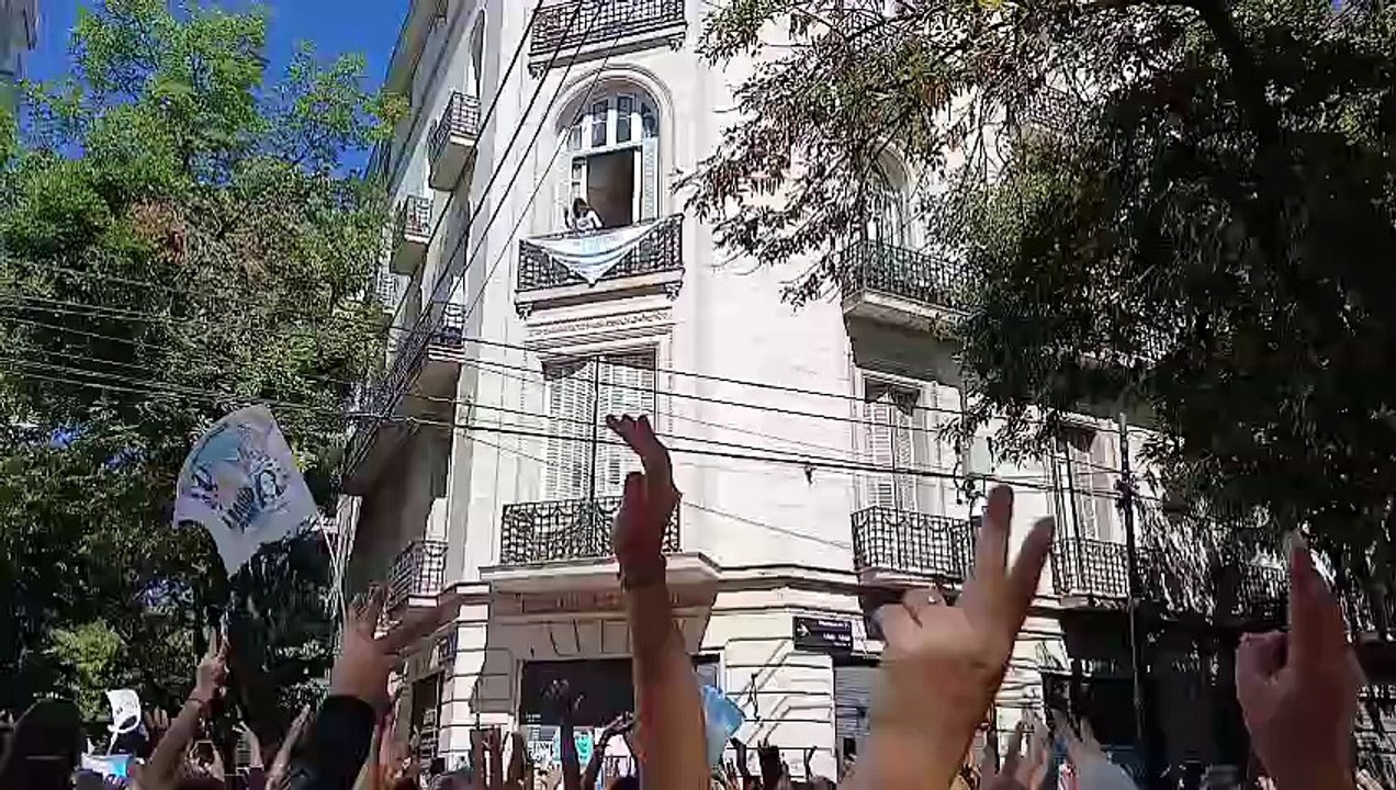 24M: CFK saluda a la militancia