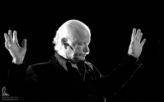 Gino Paoli canta a occhi chiusi Il cielo in una stanza . I ricordi e gli omaggi dei colleghi