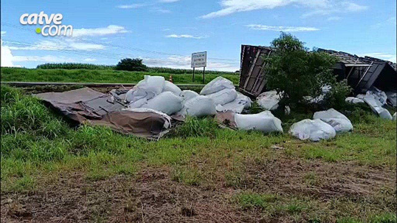 Carreta tomba e espalha fertilizantes às margens da BR 163