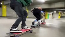 Course de skate démente dans un parking