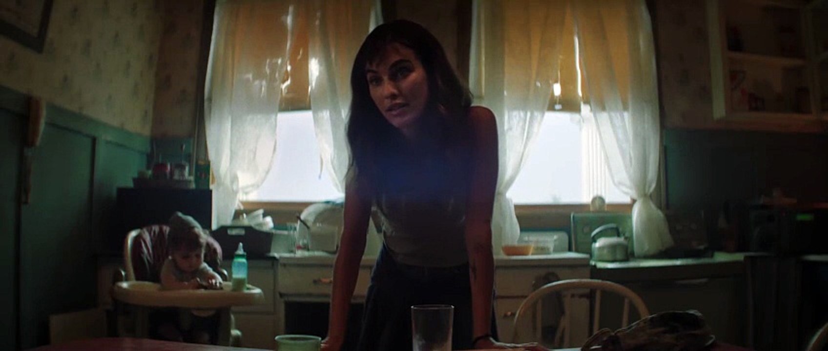 Trancada -  Quando uma jovem mãe é barricada dentro de uma despensa por seu violento ex-namorado, ela deve usar sua astúcia para proteger seus dois filhos pequenos do perigo crescente enquanto encontra uma fuga.