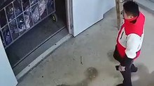 Mengerikan..Pria ini terjatuh ke lorong lift