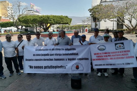 Protestan jubilados en Chiapas por modificación a pensiones doradas | VIDEO