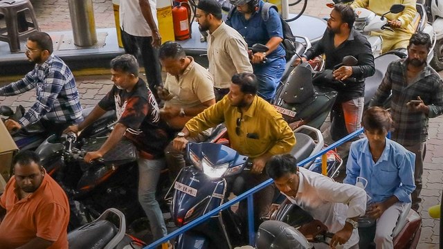 पेट्रोल शॉर्टेज की अफवाह से पैनिक, MP-गुजरात में पंपों पर भीड़