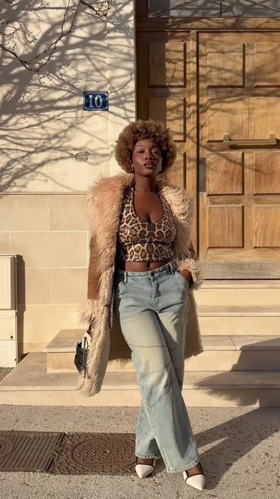 ☀️Quand la météo m’offre des rayons de soleil qui réveillent l’éclat de ma peau, je lui offre à mon tour une démarche séduisante, à la hauteur de sa bonne humeur… juste pour lui donner envie de rester encore un peu 😏🤍