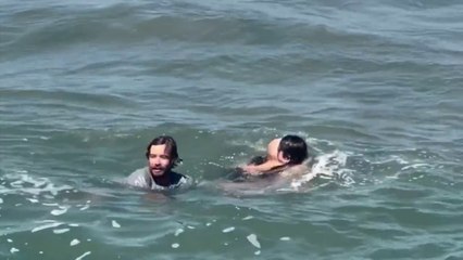 Padre e figlia bloccati nella risacca: il salvataggio di un istruttore di surf