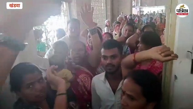 वीडियो : जनसुनवाई में हंगामा : महिलाओं ने लगाए नारे, घुटनों के बल बैठे नेता प्रतिपक्ष, बोले -जनता घुटनों पर आ गई है