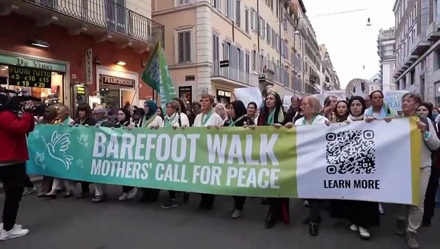 Πορεία ειρήνης ξυπόλυτων ενώνει Παλαιστίνιες και Ισραηλινές μητέρες στη Ρώμη