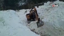 Ulaşım için tüneller açılıyor! Dev kar kütlesi köyü yuttu