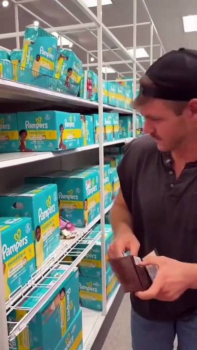 Kind stranger unexpectedly blesses a struggling single mother while they are out shopping 🥹