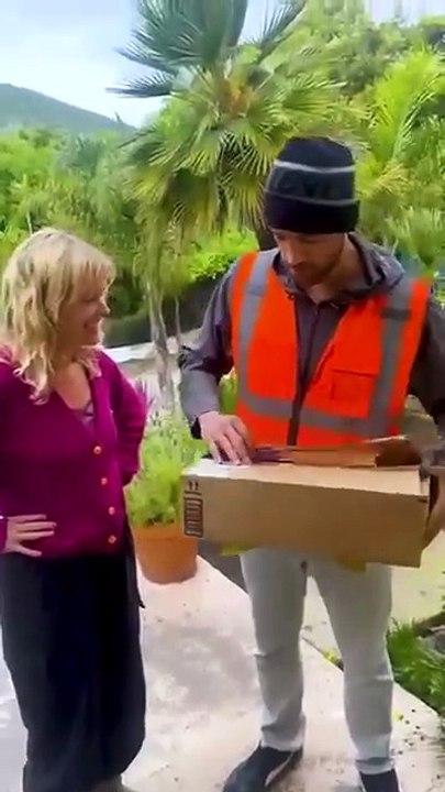 She gave the good man a beautiful blessing!📦❤️✨